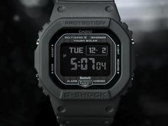Gros plan sur l'écran de la Casio G-Shock GW-BX5600-1A1, sur fond sombre.