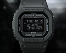 Gros plan sur l'écran de la Casio G-Shock GW-BX5600-1A1, sur fond sombre.