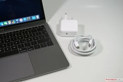 L'adaptateur secteur compact de 30 W du MacBook Air 2018.
