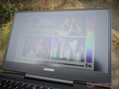 Lenovo Legion Y7000 - À l'extérieur par jour nuageux.