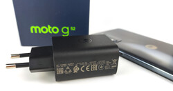 Le Motorola Moto G52 est livré avec un chargeur.