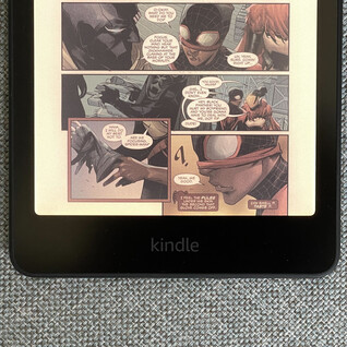 Décoloration jaune visible sur l'unité d'évaluation Kindle Colorsoft de The Verge. (Source de l'image : The Verge, Andrew Liszewski)
