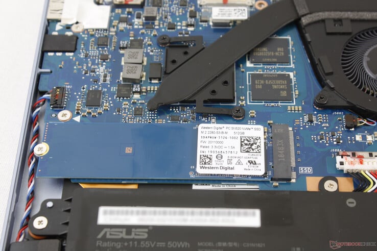 Le SSD M.2 du ZenBook UX392FN est juste à côté des modules VRAM GDDR5.