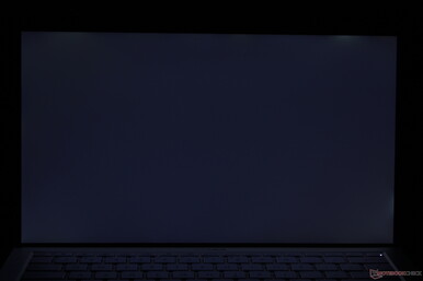 De légères fuites de lumière sur les bords supérieur et droit de l’écran du UX392.