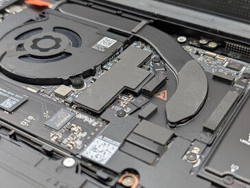 La petite solution de refroidissement nous inquiète un peu quant au bruit du ventilateur, qui était un point de friction sur le Laptop 13.5 original