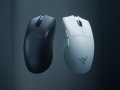 La souris de jeu sans fil Razer Viper V4 Pro présentée en noir et blanc