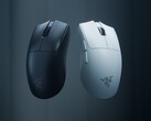 La souris de jeu sans fil Razer Viper V4 Pro présentée en noir et blanc