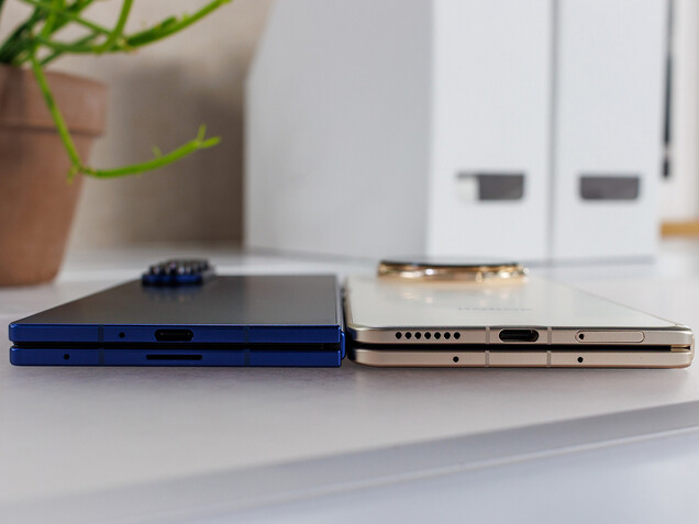 Comparaison côte à côte : Galaxy Z Fold7 (à gauche) contre l'appareil pliable le plus fin du monde, Honor Magic V5 (à droite). (Source de l'image : Notebookcheck)