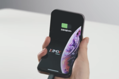 Le Apple iPhone 'V' combine des composants de plusieurs modèles pliables à clapet. (Image source : Bilibili)