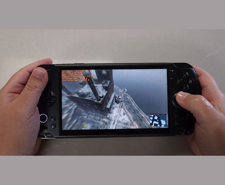 Gros plan de l'ordinateur de poche GPD Win 5 exécutant Spider-Man avec la superposition du benchmark visible à l'écran. (Source de l'image : The Phawx via YouTube)