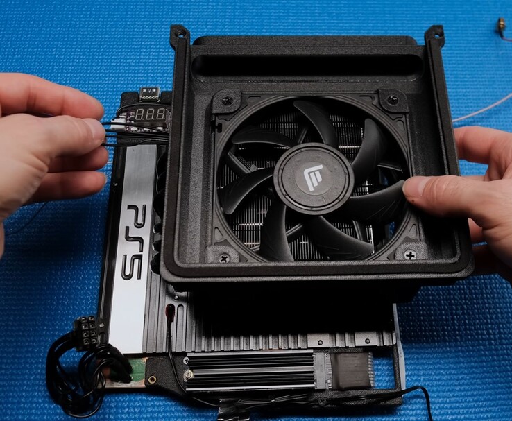 Gros plan sur le système de refroidissement du Tiny PS5 Redux avec un ventilateur Noctua, un capot imprimé en 3D et une carte mère PS5 exposée. (Source de l'image : Not From Concentrate via YouTube)
