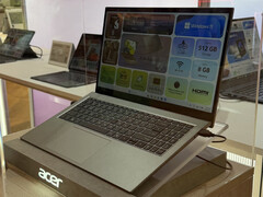 L'Aspire Go 15 2026 présente un design léger et fin. Photo : vue latérale de l'ordinateur portable.