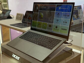 L'Aspire Go 15 2026 présente un design léger et fin. Photo : vue latérale de l'ordinateur portable.