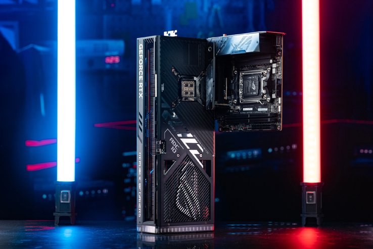 Asus GeForce Modèle RTX 4090 à côté d'une carte mère mini-ITX (image via Asus)