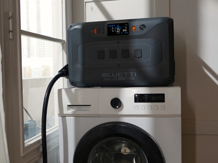 La centrale électrique portable Bluetti Apex 300 est capable d'alimenter des appareils lourds tels qu'une machine à laver (Source : Bluetti)
