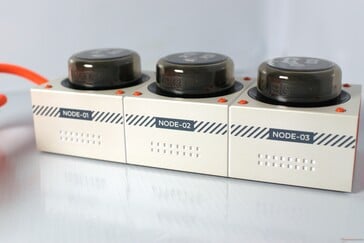 ...et "Nœud 01", "Nœud 02" et "Nœud 03" sur l'autre.
