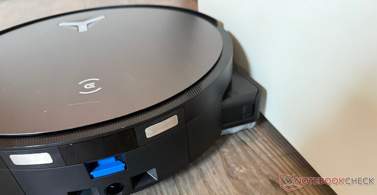 Grâce au rouleau extensible, le Deebot X11 OmniCyclone n'essuie pas seulement en profondeur, mais aussi presque sans rebord