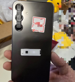 Le Samsung Galaxy S25 Plus devrait arriver avec des modifications mineures de son design (source d'image : @Jukanlosreve on X)