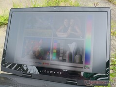 Alienware m17 - À l'extérieur en plein soleil.