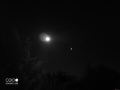 Les objets brillants, tels que la lune et les étoiles, apparaissent plus brillants en mode de vision nocturne qu'en mode de prise de vue standard.