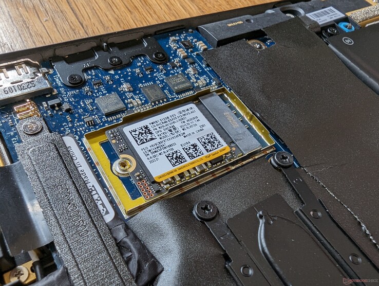 Latitude le 7440 utilise des disques SSD M.2 2242 plus courts au lieu des tailles 2280 plus standard