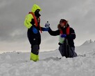 Les chercheurs Mariam Naseem et Marc Neveu prélèvent et mettent en bouteille de la saumure provenant de la glace de mer en Antarctique