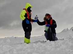 Les chercheurs Mariam Naseem et Marc Neveu prélèvent et mettent en bouteille de la saumure provenant de la glace de mer en Antarctique
