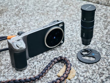 Le X300 Pro avec le Grip Kit et le téléconvertisseur (image source : Alex Wätzel)