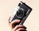 Vous seriez pardonné de confondre le Camp Snap CS-Pro (illustré ici) avec un faux Fuji X100VI (Source de l'image : Camp Snap)