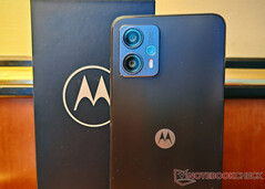 Le Moto G23, en photo, a un design minimal. (Source de l'image : Notebookcheck)