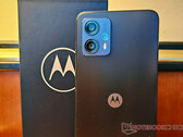 Le Moto G23, en photo, a un design minimal. (Source de l'image : Notebookcheck)