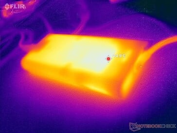 L'adaptateur CA atteint plus de 45°C lorsque vous utilisez des charges exigeantes