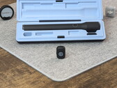 Elgato Wave Go au premier plan, avec l’étui et deux concurrents à l’arrière-plan