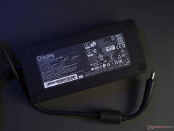 bloc d'alimentation de 330 watts de Chicony