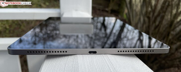 A droite : Haut-parleurs, USB-C 2.0, haut-parleurs (source d'image : Manuel Masiero)