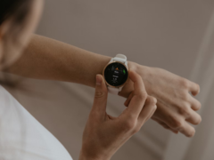La capture d'écran du graphique de l'application Garmin montre également les tendances de la fréquence cardiaque, de l'état de la VRC et des niveaux de batterie du corps au fil des semaines. Photo : une smartwatch Garmin. (Source de l'image : Káplár Bálint Áron sur Unsplash)