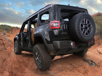 La version Moab de la Jeep Recon est équipée de pneus tout-terrain de 33 pouces et d'une roue de secours montée à l'extérieur. (Source de l'image : Jeep)