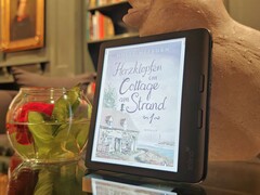 La Kobo Libra Color bénéficie d'une batterie plus grande. (Source de l'image : Florian Schmitt, Notebookcheck)