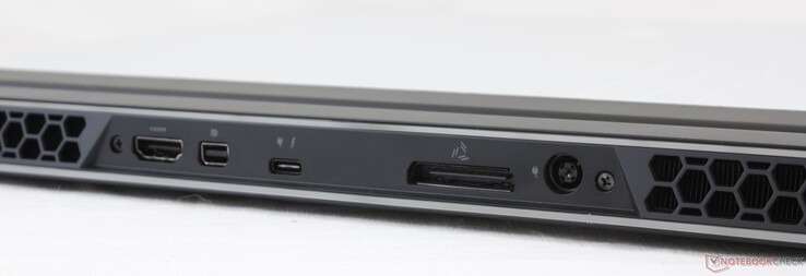 A l'arrière : HDMI 2.0b, mini DisplayPort 1.3, Thunderbolt 3 avec charge USB C, port graphique Alienware, entrée secteur.