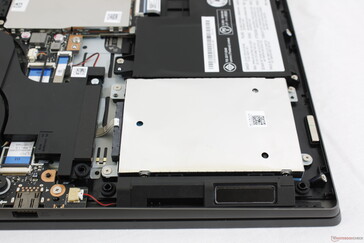 Lenovo Legion Y740-17ICH - L'emplacement 2,5 pouces SATA III est directement situé sur le repose-poignet.