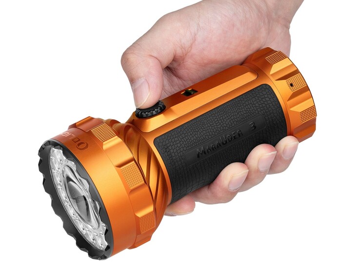 L'Olight Marauder 3 est dotée d'une poignée recouverte de silicone.
