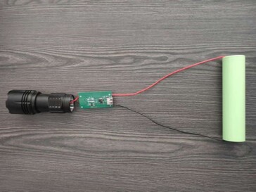 Cette lampe de poche est équipée d'une batterie sodium-ion