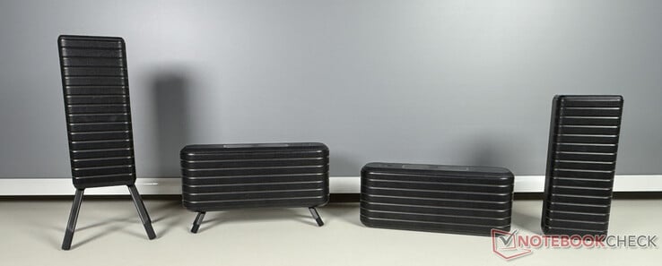 Les quatre haut-parleurs externes sont dotés de pieds escamotables