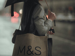 Magasin Marks & Spencer au Royaume-Uni, où une faille dans le système d'approvisionnement a entraîné une interruption de service (Source : Unsplash/Aleksandr Rebenkov)