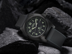 La Timex Expedition Capstone avec un bracelet en silicone noir, sur la photo. (Source de l'image : Timex)