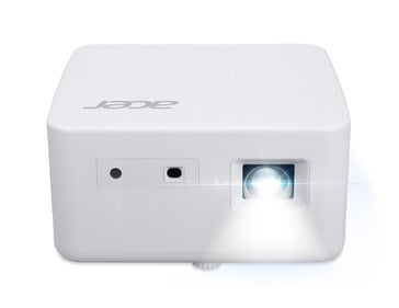 Le PD1810 et sa télécommande. (Source : Acer)