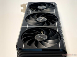 Les trois ventilateurs axiaux de la Prime RTX 5080 OC s'arrêtent complètement au repos