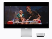 L'image montre le nouveau Mac mini M6 à côté d'un écran Studio. Un film est en cours de lecture. 