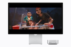 L'image montre le nouveau Mac mini M6 à côté d'un écran Studio. Un film est en cours de lecture.
