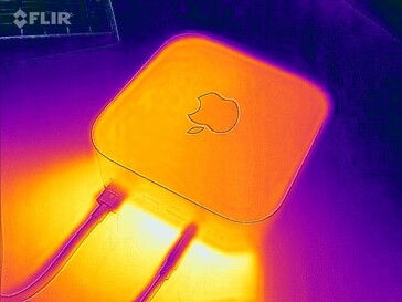 L'air chaud s'échappe à l'arrière.